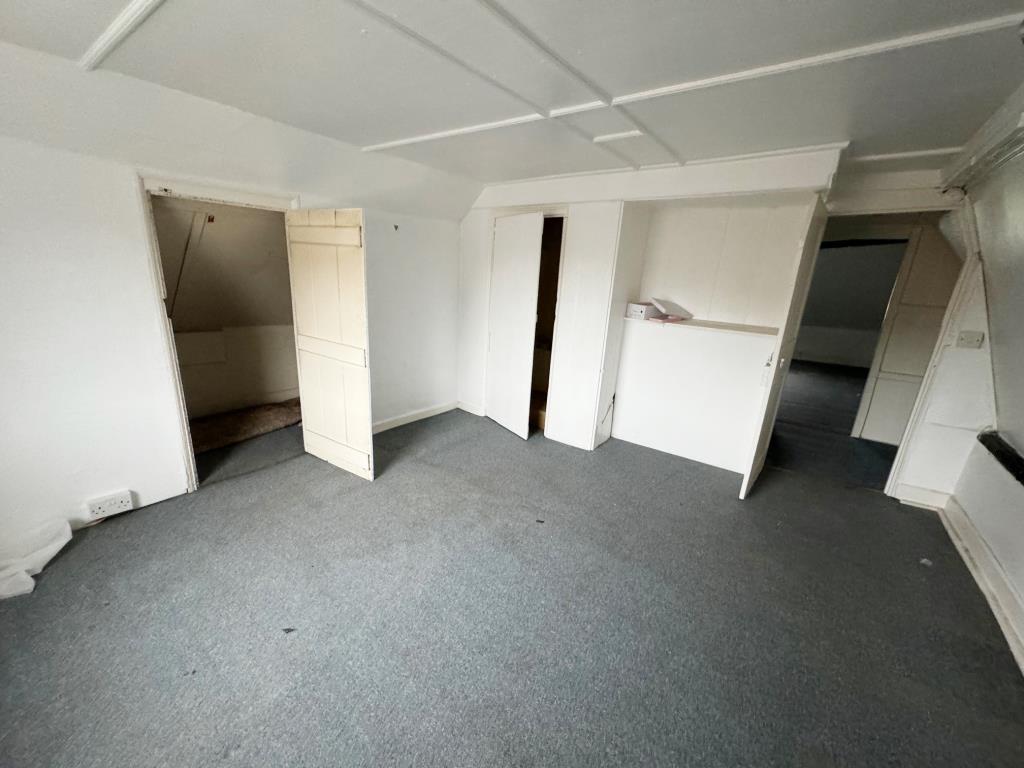 Lot: 86 - TOWN CENTRE PUBLIC HOUSE WITH COURTYARD GARDEN AND OWNERS ACCOMMODATION - Flat internal room 1